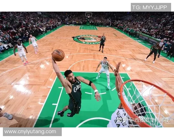 雄鹿与凯尔特人激战正酣NBA季后赛精彩对决引发球迷热议